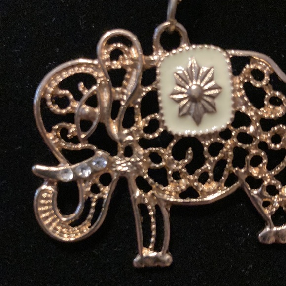 Fashion Jewelry Gold Tone 33inch chain with 1.5” cut out Elephant - Picture 5 of 5